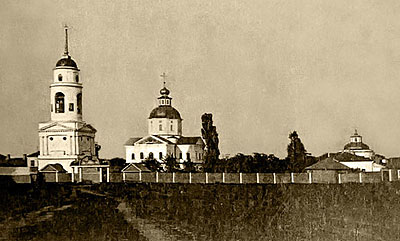 Старая фотография монастыря ХІХ века с колокольней и снесённой позже коммунистами верхней частью храма