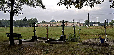 Старинное кладбище в северной части монастыря